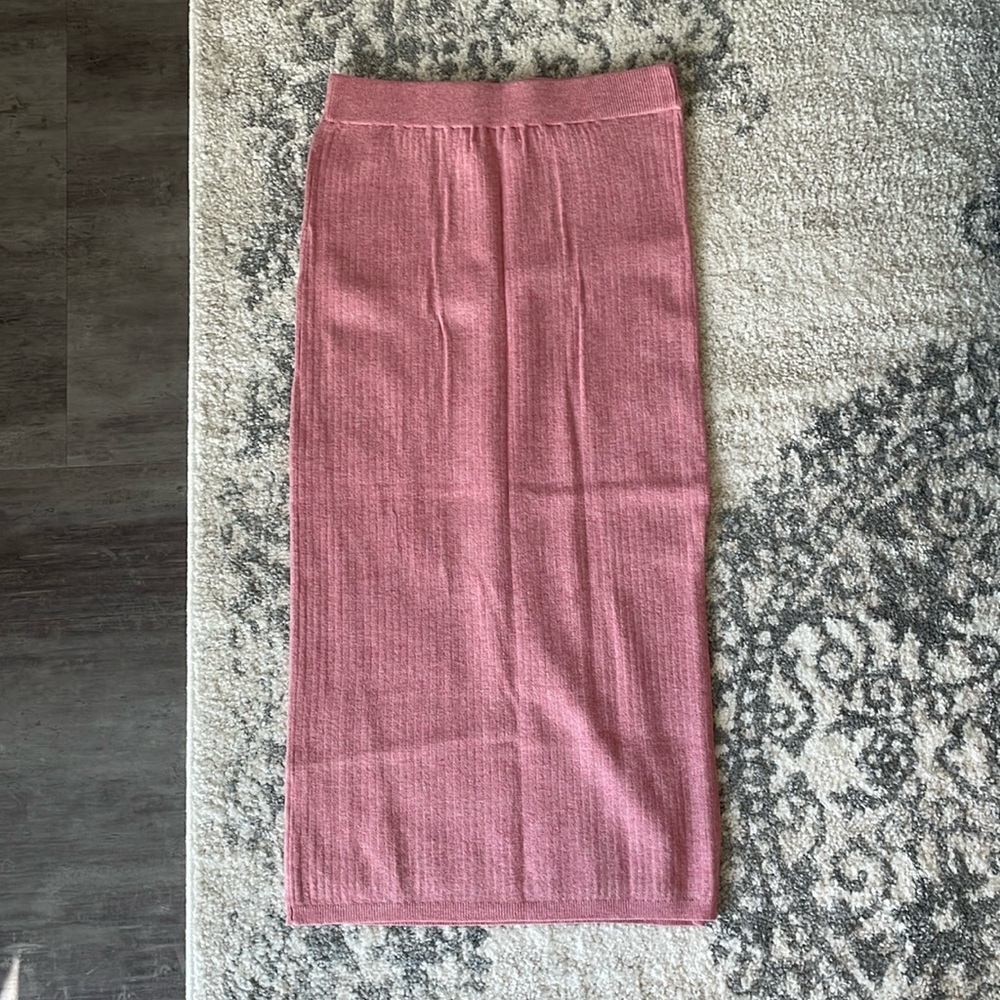 Pink Lily skirt with slit